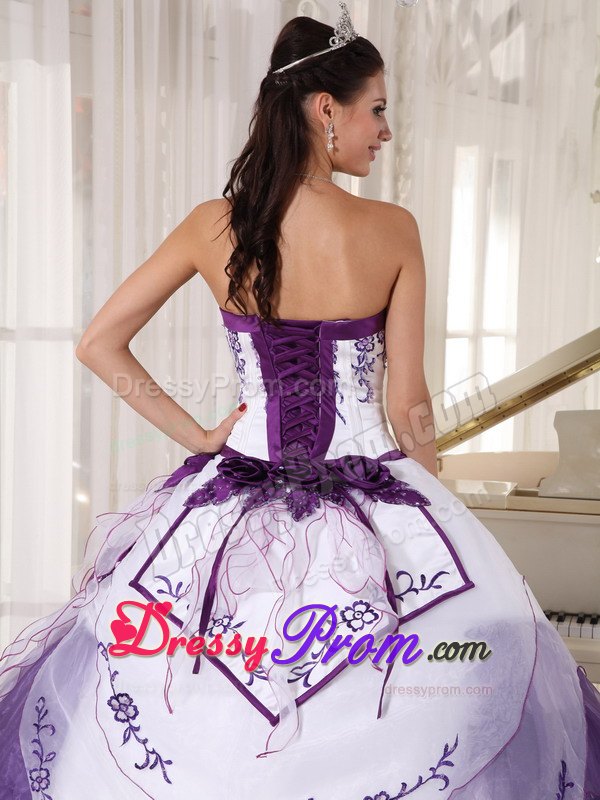 Sweetheart White and Purple Dresses For a Quince with Embroidery