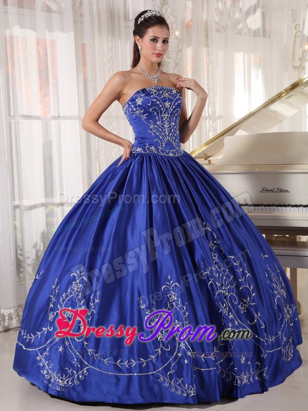 Strapless Pleated Dresses for Quinceanera with Embroidery in Royal Blue