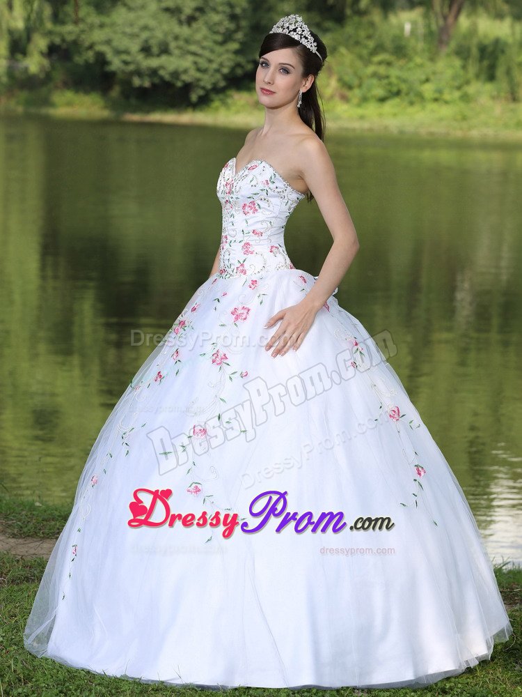 Trendy Sweetheart Floral Appliqued White Quinceanera Dresses