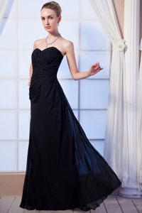 Fashionable Sweetheart Ruches Black Prom Attire with Floor-length